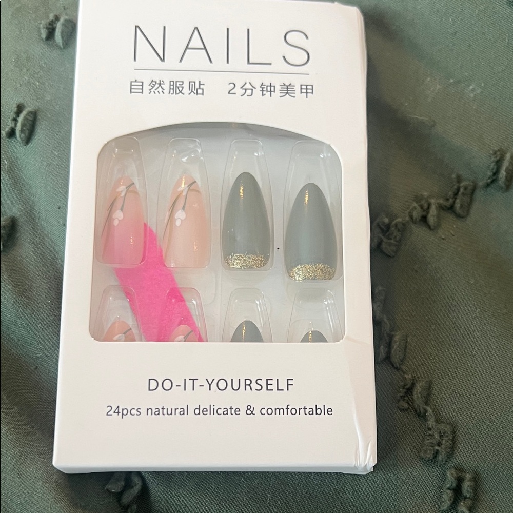 “Moss Green Magic 🌿✨ DIY Nails with Gold Accents